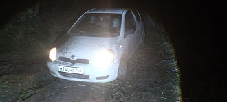 Ехал в поле завернул по дороге и застрял в клее и в грязи переднеприводная машина впереди лужа метро два от машины сел на бампер вытащить застрявшую машину Toyota vits
