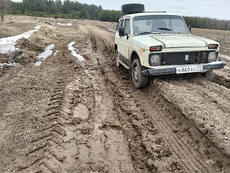 прошу помощи,  Застрял при введения с дачи. Повис на мостах вытащить застрявшую машину Нива.