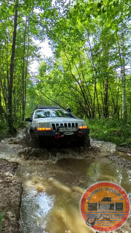 фото застрявшего Jeep  grand cherokee  