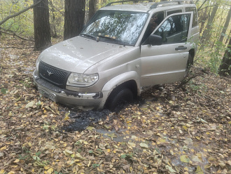 помогите пожалуйста,нужна помощь нужно вернуть тросом ,трос есть   вытащить застрявшую машину Уаз